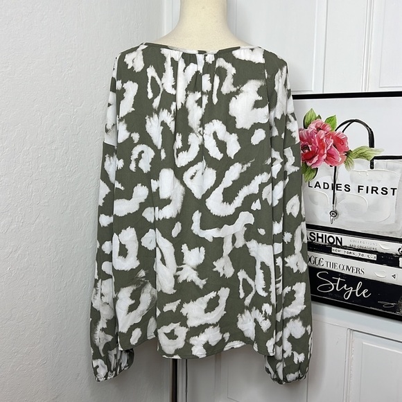 Elizabeth & James Olive Green & White Leopard Print Blouse XL - Picture 3 of 7